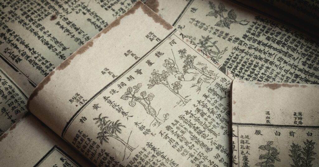 Manuscritos antigos com ilustrações de plantas, mostrando a história da medicina chinesa.