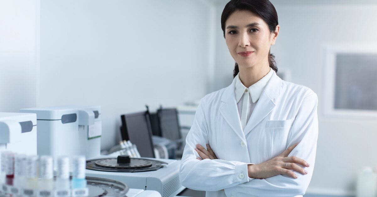 Cientista em laboratório pesquisando a medicina chinesa, ilustrando a integração de práticas tradicionais com estudos científicos modernos.